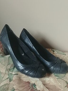 Women's Classic Black Pleated Pump
